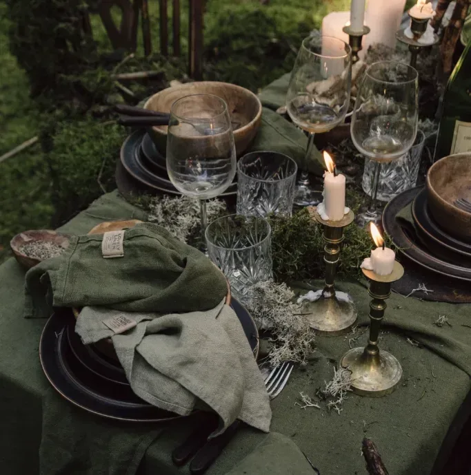 Ciemnozielona aranżacja stołu z lnem Lovely Linen