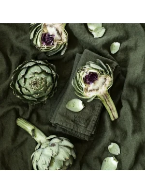 Aranżacja stołu z lnem Lovely Linen w kolorze Jeep Green