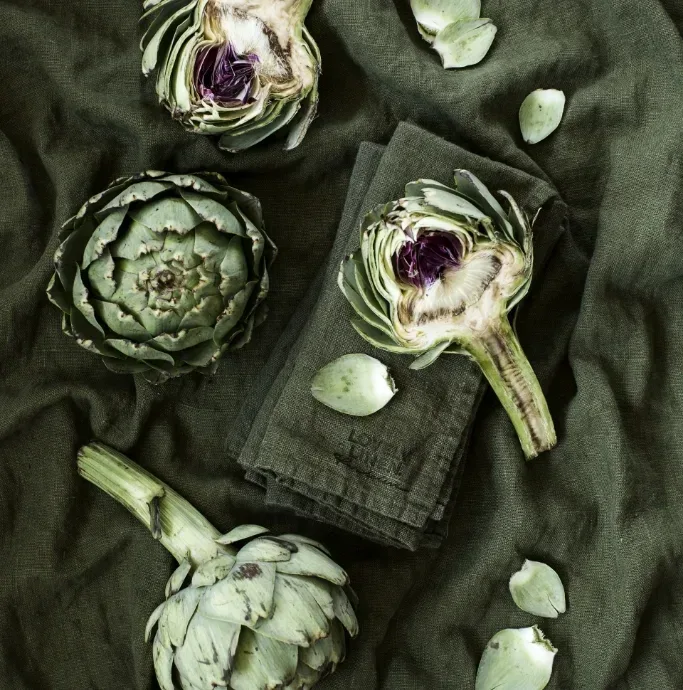 Aranżacja stołu z lnem Lovely Linen w kolorze Jeep Green