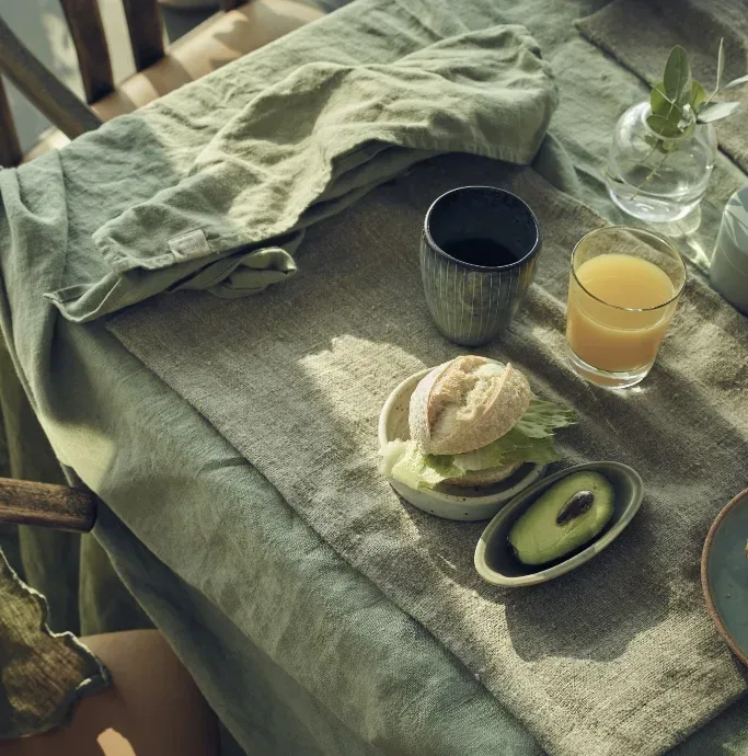 Zielona aranżacja stołu z lnem Lovely Linen