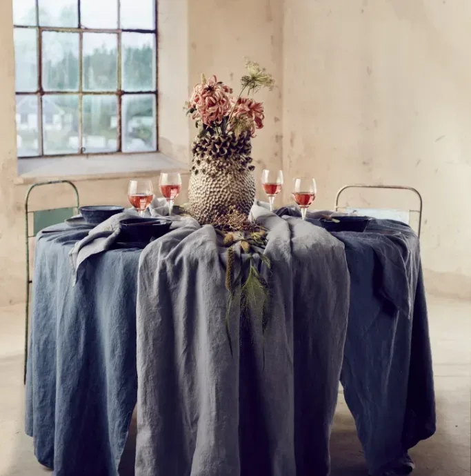 Aranżacja stołu z lnem Lovely Linen w kolorze Denim Blue