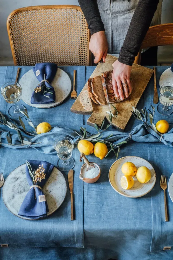 Aranżacja stołu z lnem Lovely Linen w kolorze Dusty Blue
