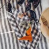 Obrus MISTY Dark Grey – Paski w aranżacji stołu