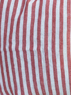 Fartuch MISTY Real Red - Paski – zdjęcie aranżacyjne